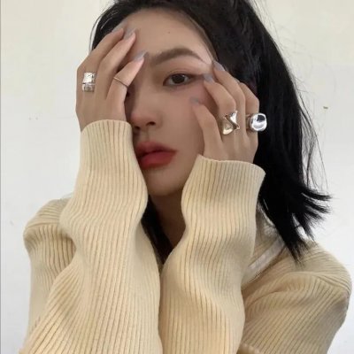 女玩家喜迎春海报